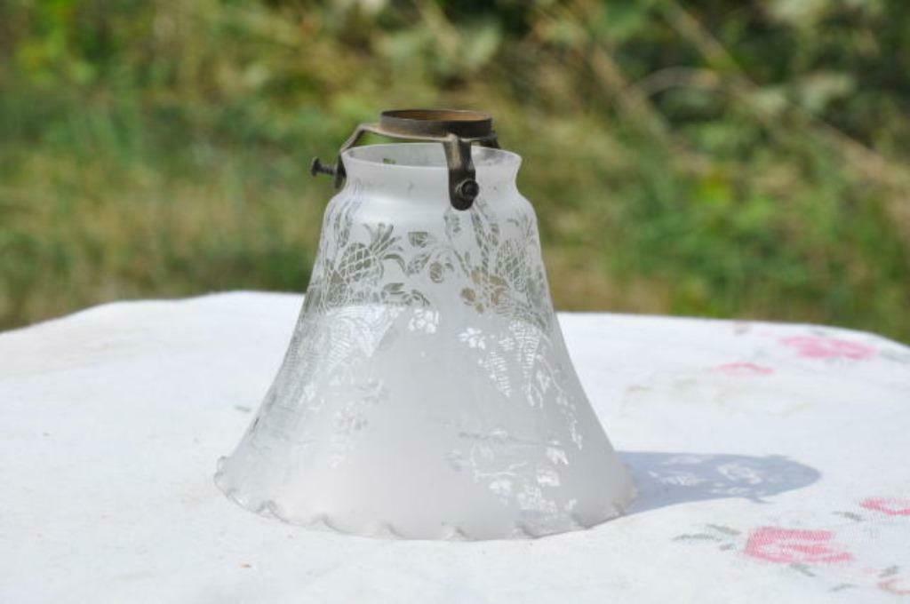§  bobeche en verre decor corbeille de fleurs sablé + croche, Enlèvement ou Envoi