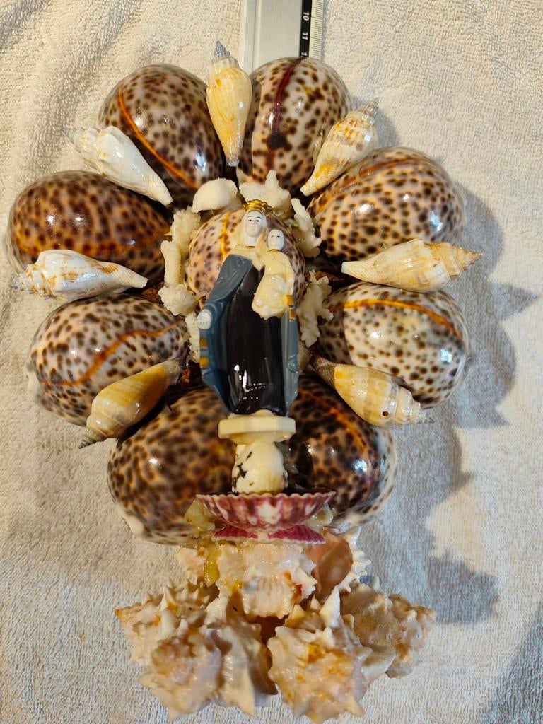 Marie avec enfant, coquillages, cyprea, œuvre d'art en l'hon, Maison & Meubles, Accessoires pour la Maison | Couronnes, Enlèvement ou Envoi