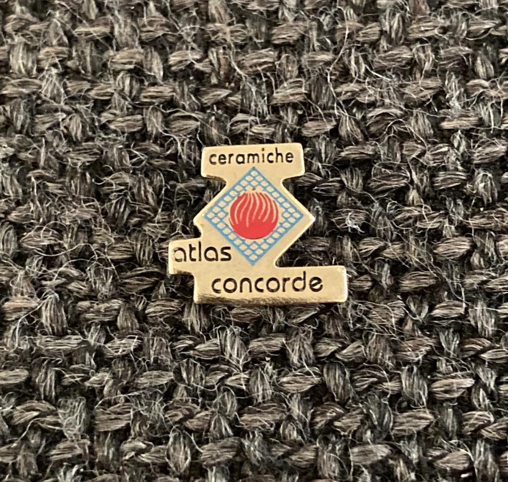 PIN - ATLAS CONCORDE - KERAMIEK, Verzamelen, Verzenden, Gebruikt, Overige onderwerpen, Speldje of Pin
