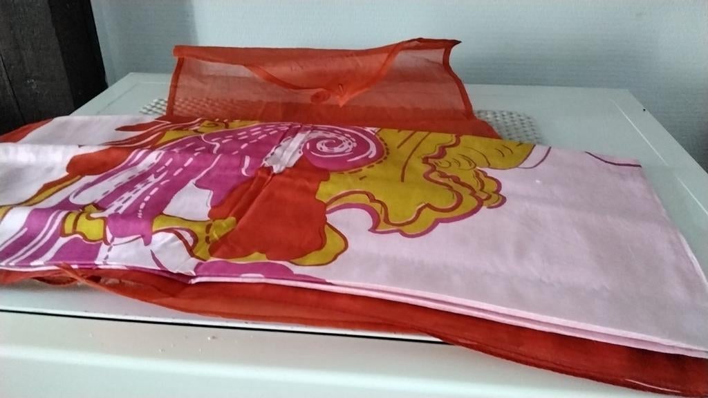 Nieuw Zeer mooie rood/fuchsia/mosterdkleurige pareo Christia, Overige typen, CHRISTIAN LACROIX, Nieuw, Ophalen of Verzenden