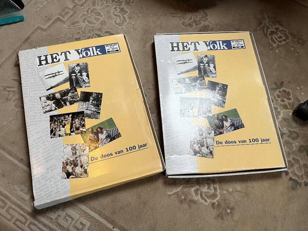 Het Volk - De doos van 100 jaar (collector's item), Verzamelen, Ophalen of Verzenden, Knipsel(s)