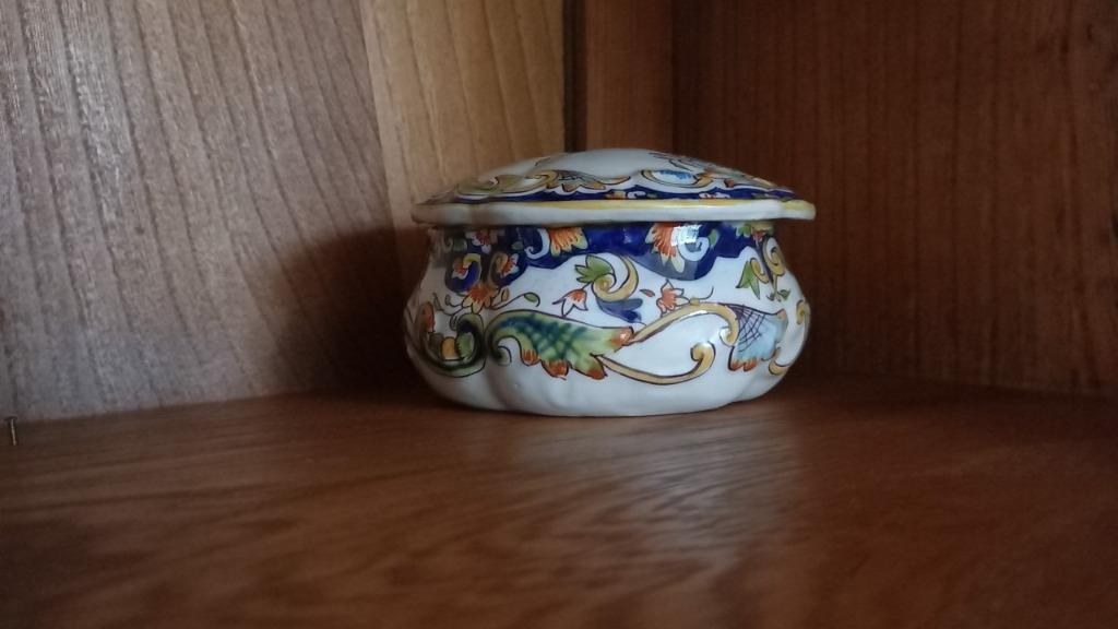Bonbonnière - faience Rouen - genummerd, Enlèvement