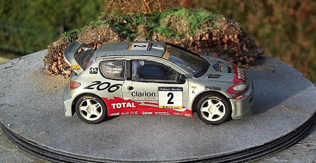 Diorama Peugeot 206 WRC CATALOGNE 2001 - Didier AURIOL, Hobby en Vrije tijd, Ophalen, Gebruikt, 1:35 tot 1:50, Diorama