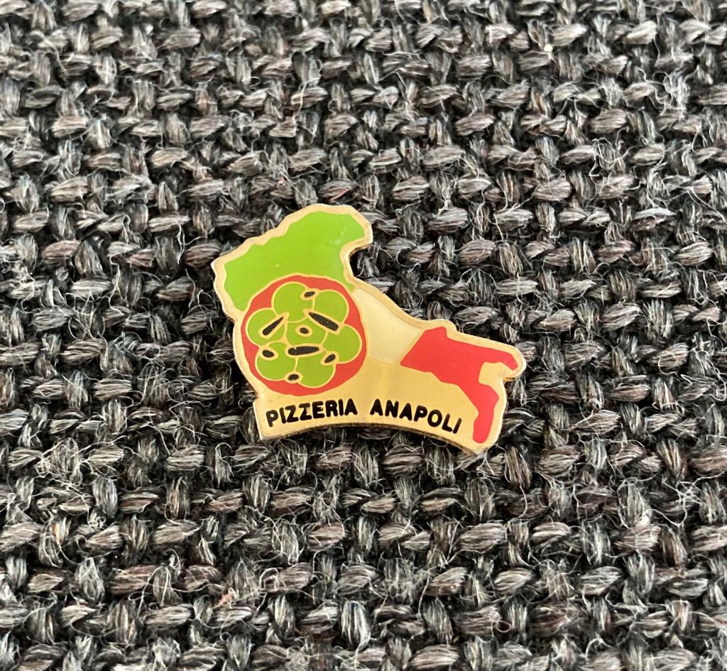 PIN - PIZZERIA ANAPOLI - PIZZA - ITALY, Envoi, Utilisé, Autres sujets/thèmes, Insigne ou Pin's