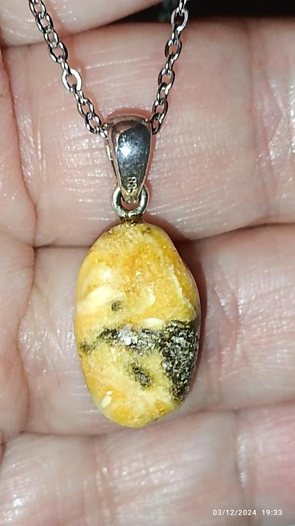 Pendentif en ambre naturelle de la Lituanie, Neuf, Enlèvement ou Envoi, Autres couleurs, Avec pierre précieuse