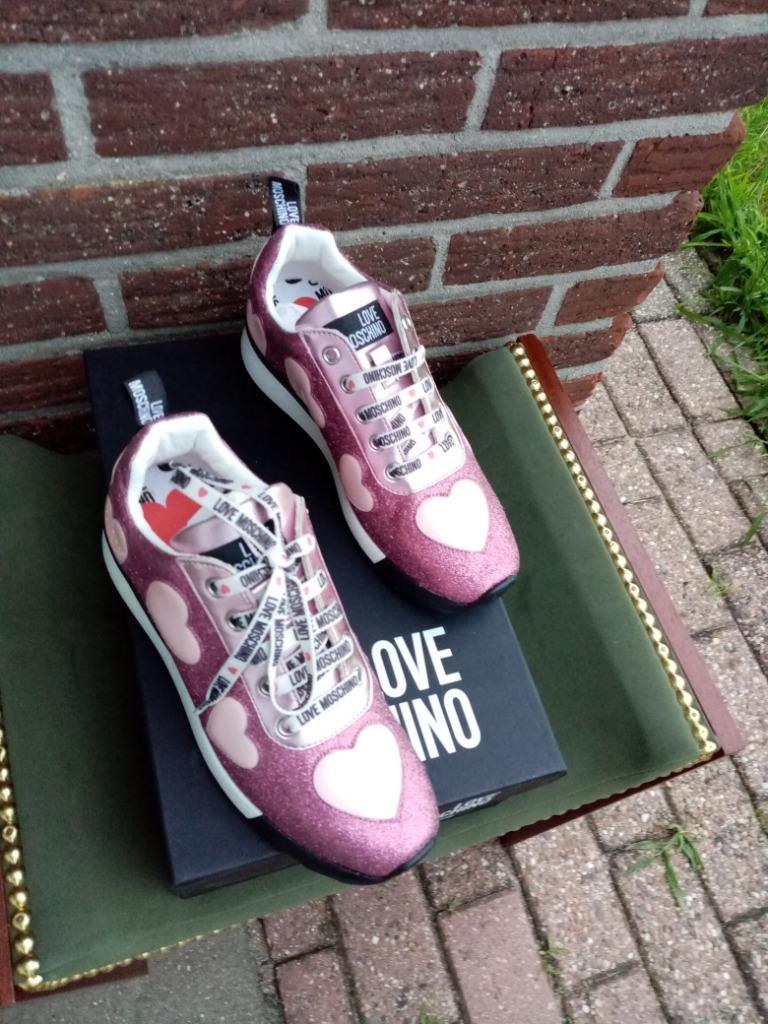 Dames sneakers Mt35 Moschino, Kleding | Dames, Schoenen, Nieuw, Sneakers, Roze, Moschino