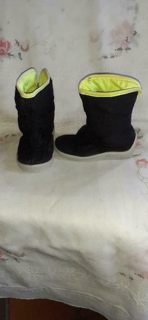 §  Pantoufle modèle petites bottes caoutchouc et tissu pt 20, Enlèvement ou Envoi, Comme neuf, Bottes
