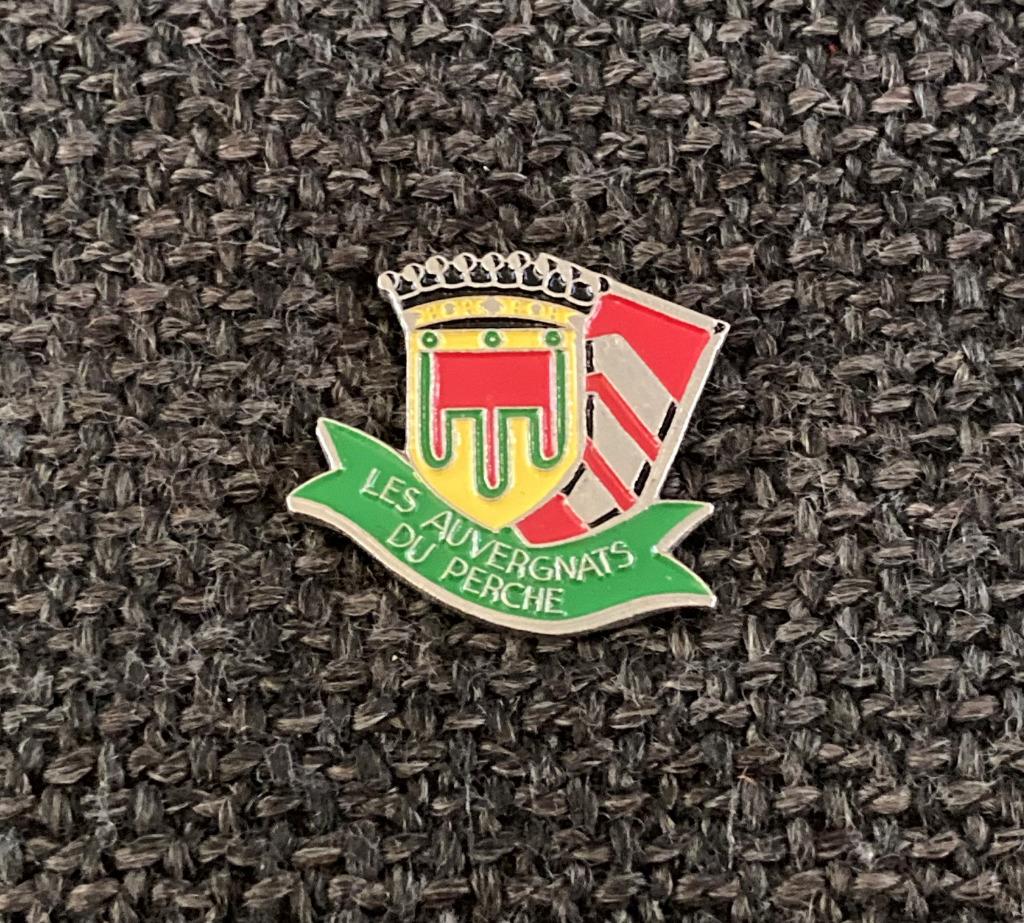 PIN - LES AUVERGNATS DU PERCHE - AUVERGNE - FRANCE, Envoi, Utilisé, Ville ou Campagne, Insigne ou Pin's