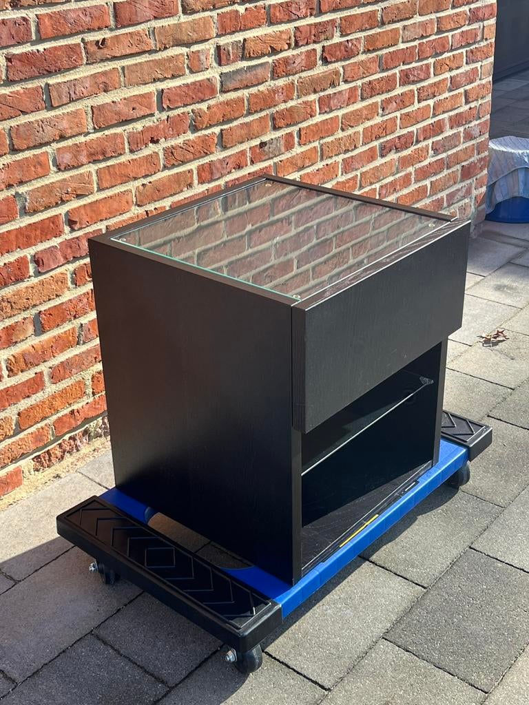 Modern nachtkastje met glazen blad, Huis en Inrichting, Ophalen, 55 tot 70 cm, Zo goed als nieuw, 45 tot 65 cm