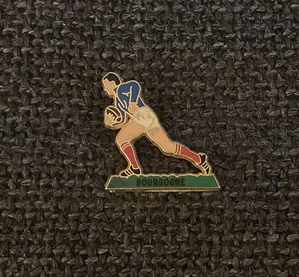 PIN - RUGBY - AMERICAN FOOTBALL - BOURGOGNE, Verzenden, Gebruikt, Sport, Speldje of Pin