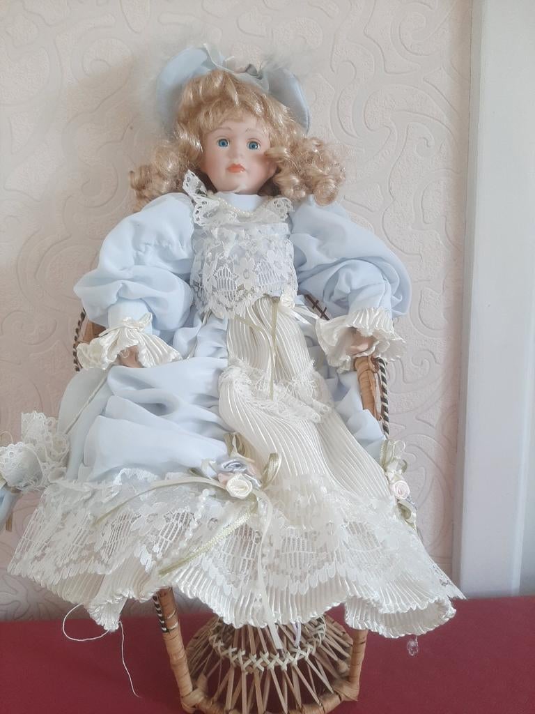 VINTAGE Porseleinen sierpop met stoel – romantische stijl, Verzamelen, Ophalen of Verzenden, Zo goed als nieuw, Pop