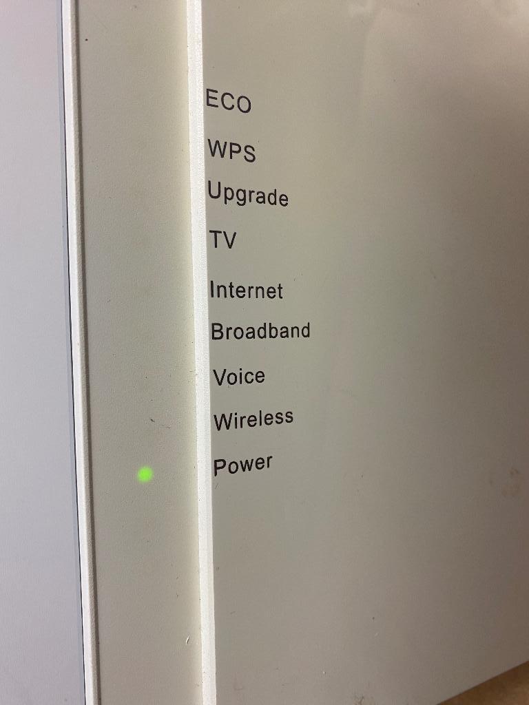 router, Ophalen of Verzenden, Gebruikt, Router, Experia Box V8