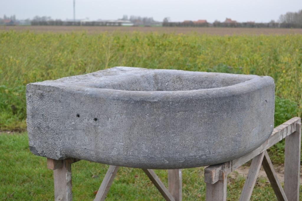 antieke zware gekapte arduinen hoektrog, Tuin en Terras, Tuinvazen, Ophalen