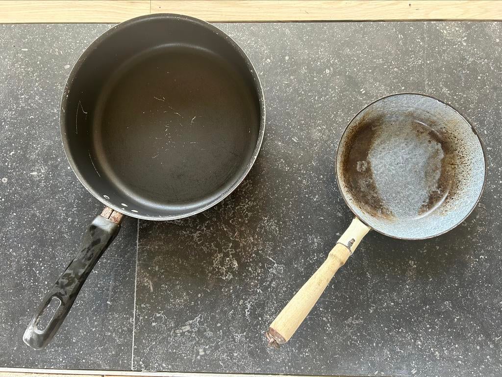 Lot de deux poêles dont une émaillée, Antiquités & Art