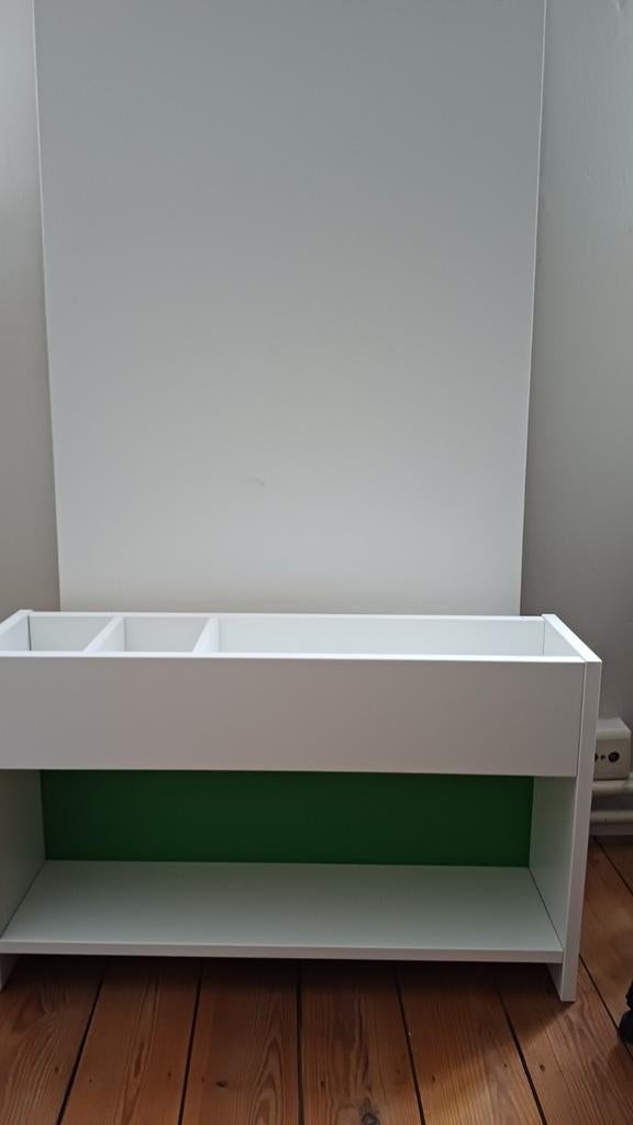 Mooi kinderbureau. Wit met groene pootjes., Ophalen