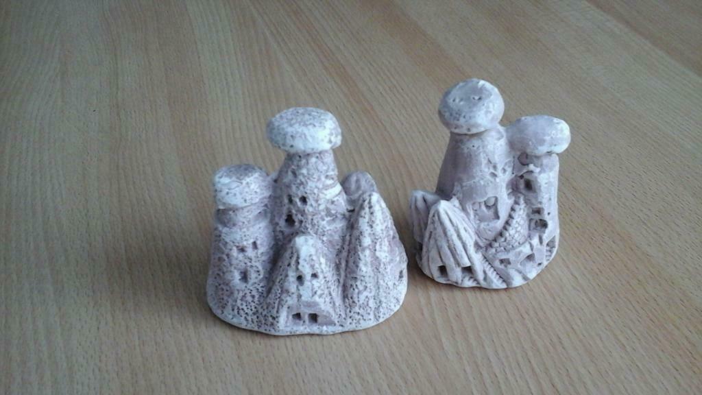 paire figurines "Barcelone" en pierre H: 7 x 7 cm, Antiquités & Art, Enlèvement ou Envoi