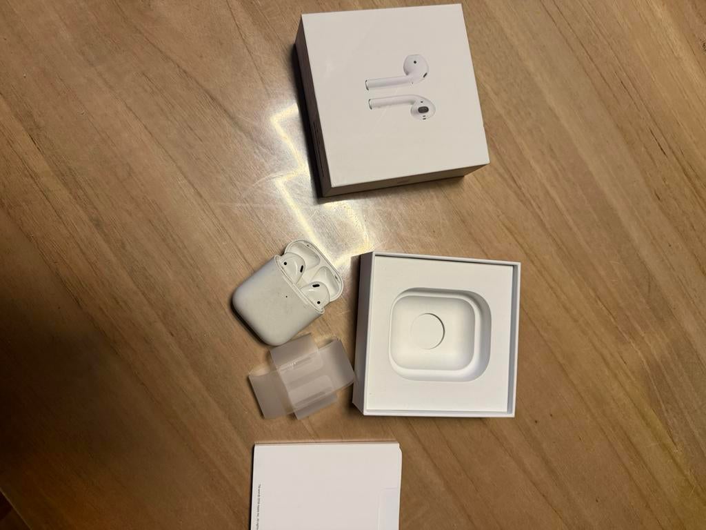 Apple Airpods avec case rechargeable sans fil Lightning, Enlèvement, Comme neuf