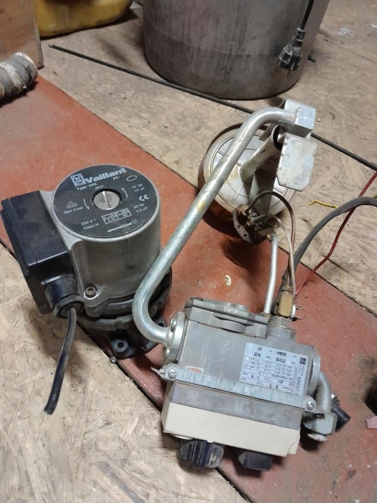 Vaillant pomp ,grunfos en gasblok en expansie vatjes, Ophalen of Verzenden, Zo goed als nieuw