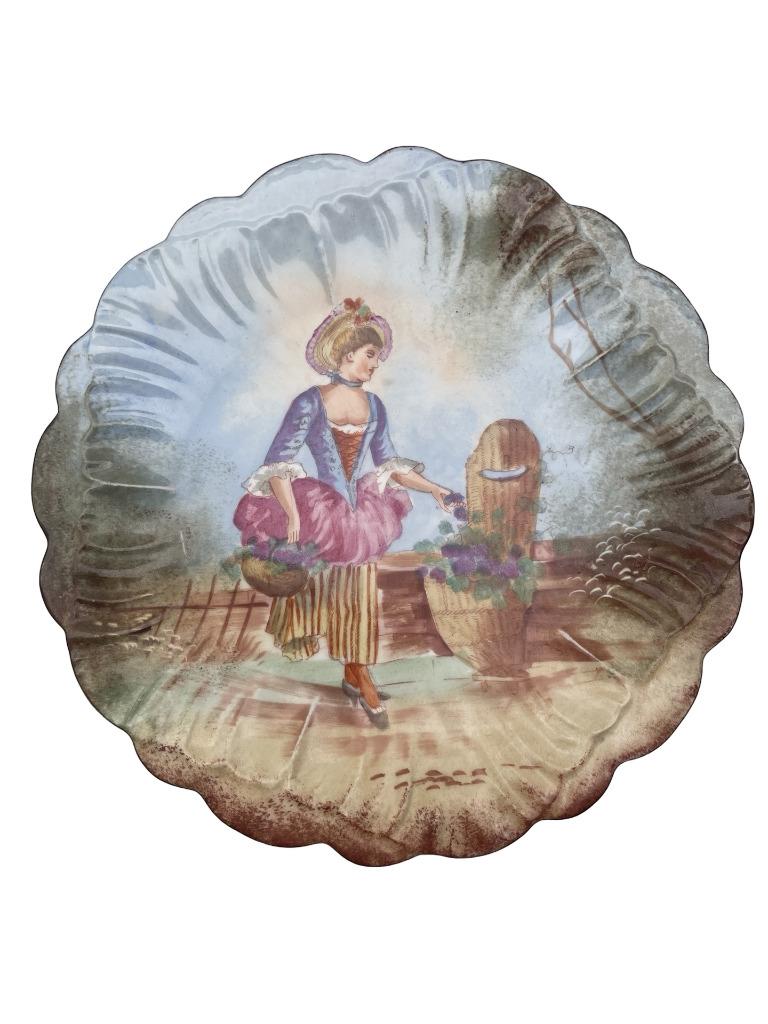Assiette en Porcelaine à Décor de Dame au Panier – XXe