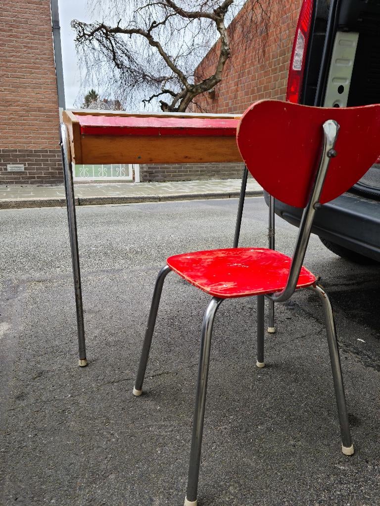 Petit bureau rouge en bois pour enfant et sa chaise, Enlèvement, Utilisé, Rouge