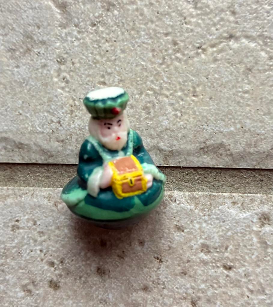 Fève forme toupie - personnage vert - excellent état, Verzamelen, Beelden en Beeldjes, Ophalen