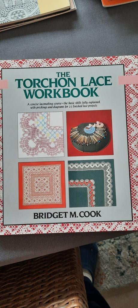 Boek over kantklossen, Ophalen, Zo goed als nieuw
