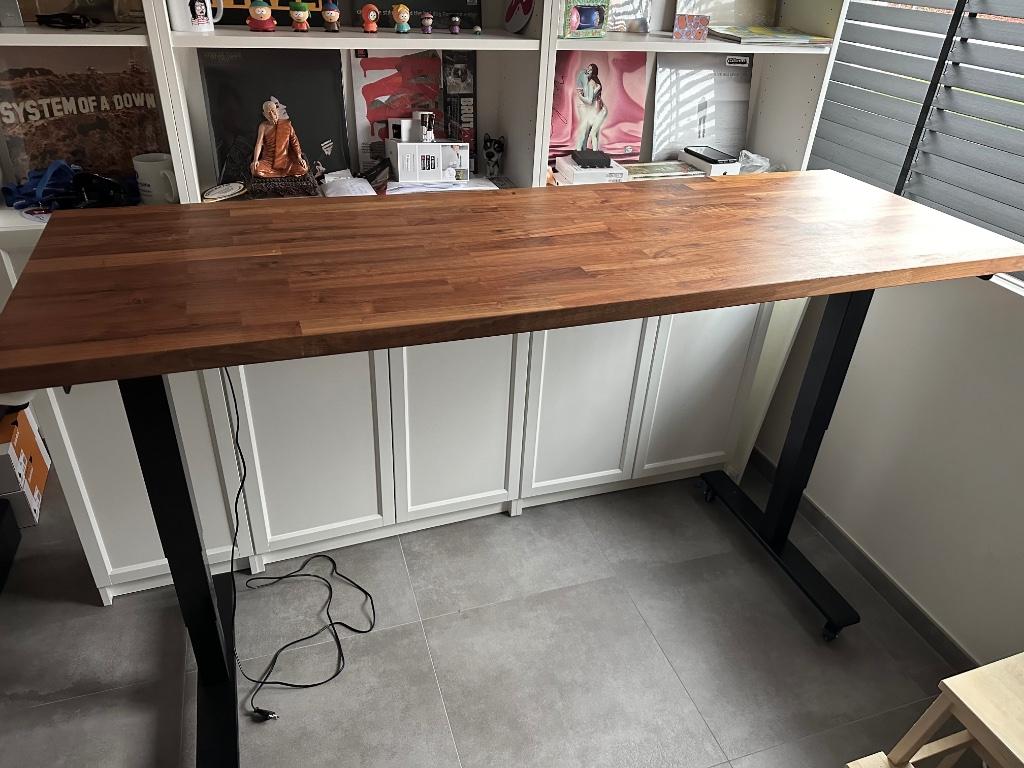 Elektrische zit-sta bureau met dubbele motor met KARLBY blad, Huis en Inrichting, Bureaus, Ophalen, Elektrisch, Gebruikt, Zit-sta bureau