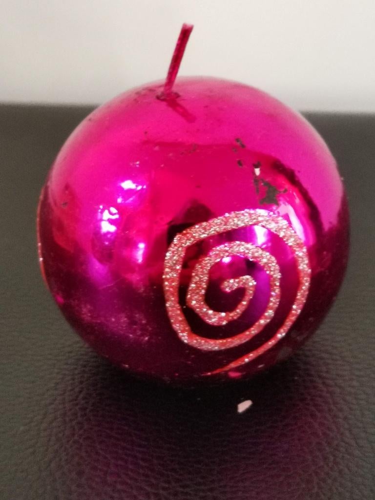 kaars in de vorm van een roze kerstbal, Huis en Inrichting, Ophalen of Verzenden, Nieuw, Overige kleuren, Kaars