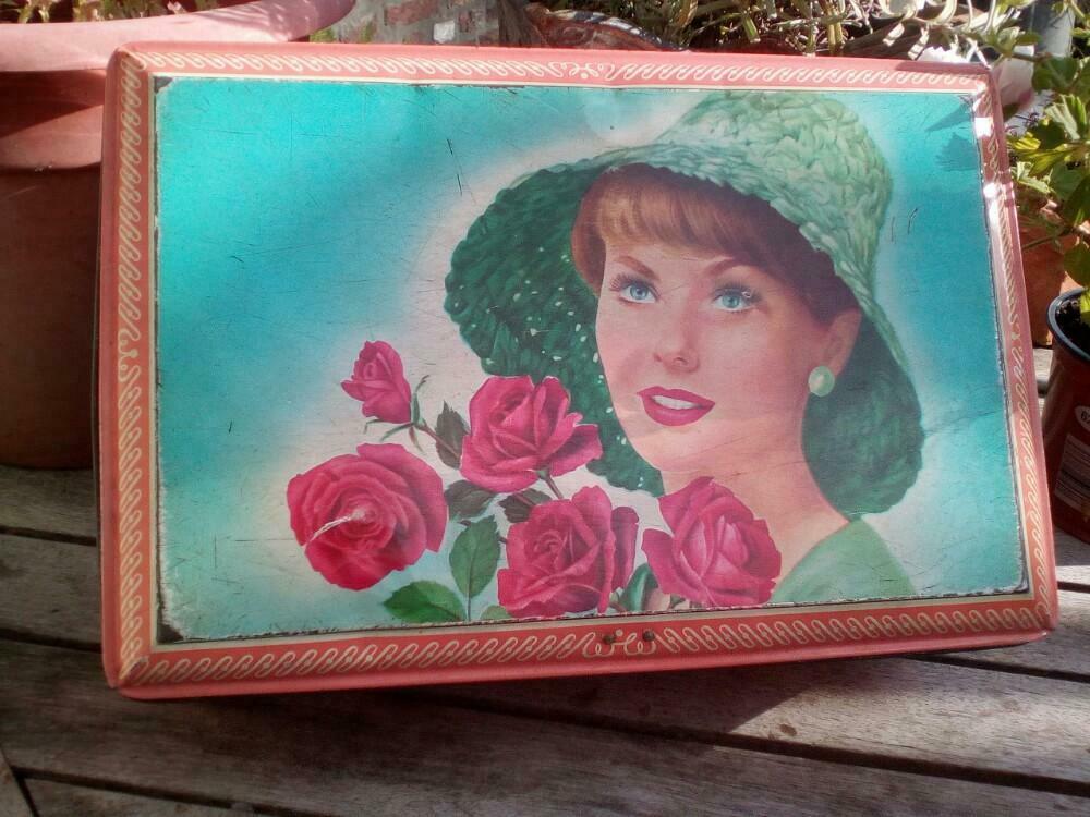 Antieke blikken doos groot formaat dame met bos bloemen, Enlèvement ou Envoi