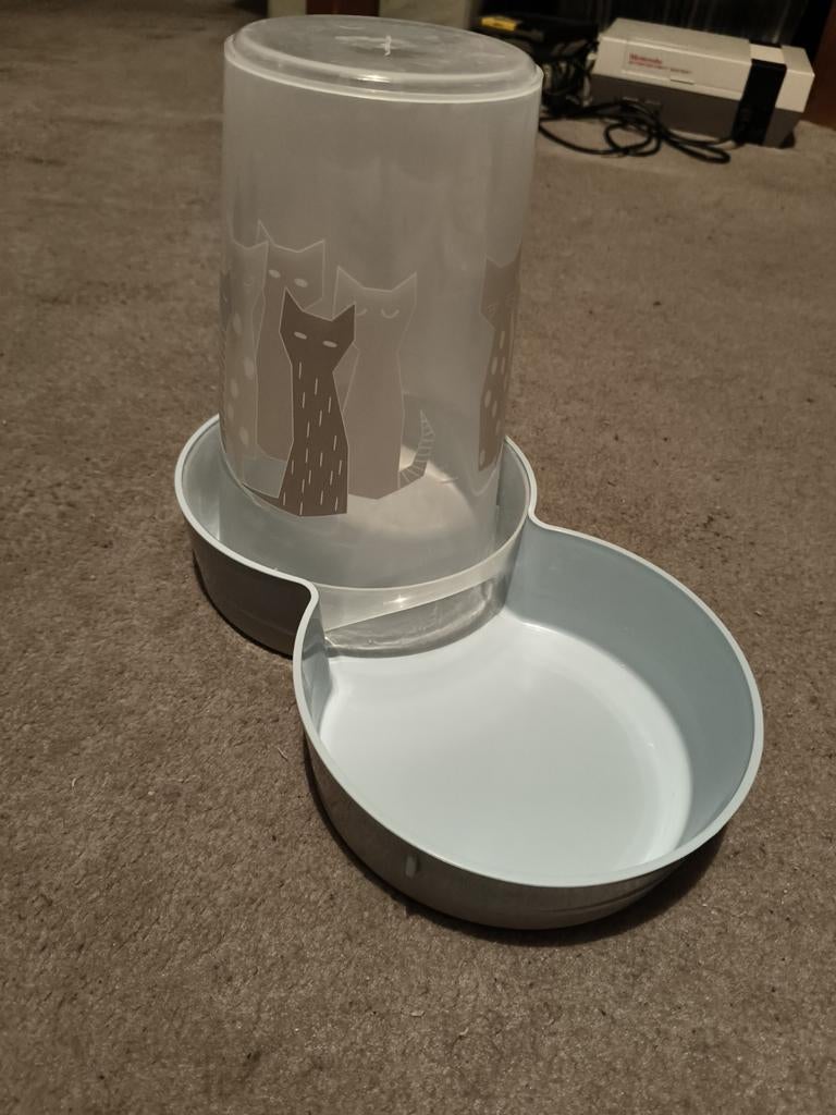 Distributeur d'eau ou de croquettes pour chat, Enlèvement