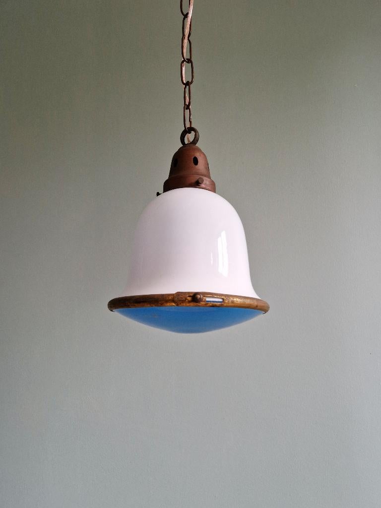 Suspension Bauhaus en opaline et verre satiné bleu, 1920, Enlèvement ou Envoi