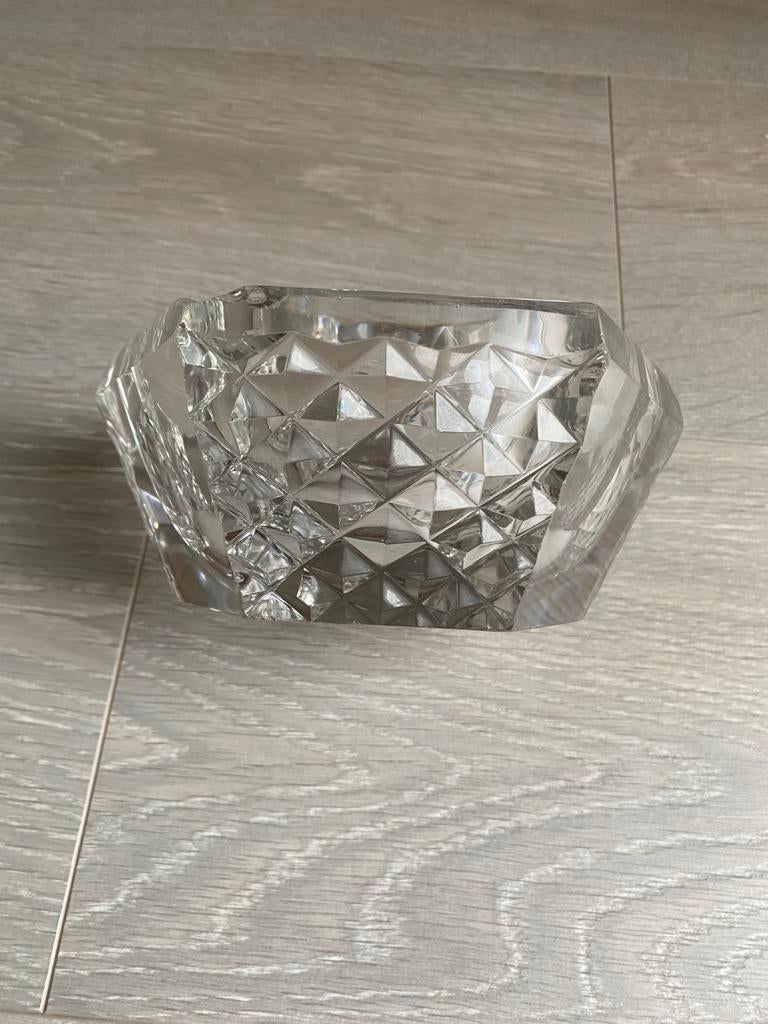 Cendrier en cristal, Enlèvement