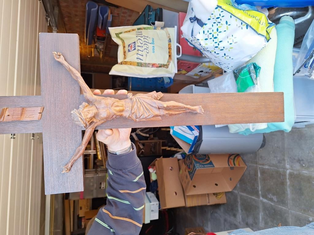 Crucific sculpté sur bois