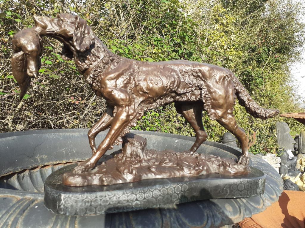 Bronzen beeld gesigneerd op marmeren voet (de jachthond), Ophalen of Verzenden, Brons