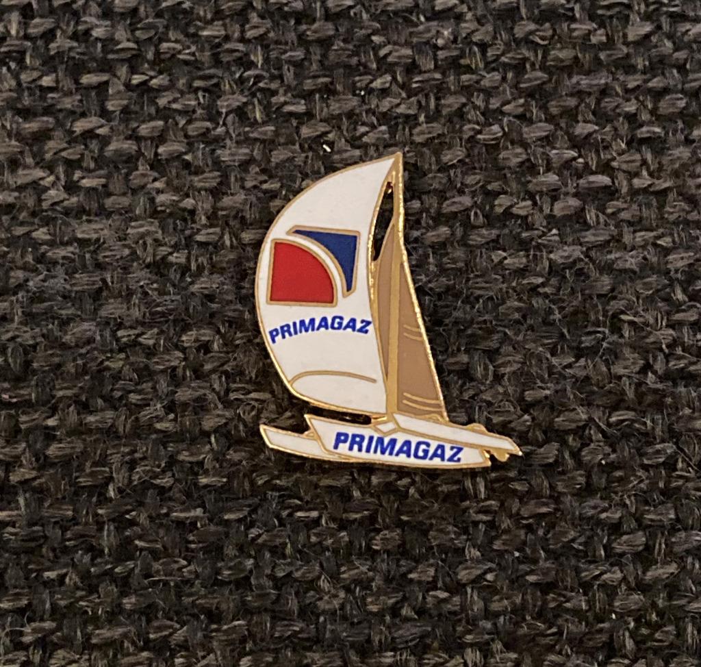 PIN - PRIMAGAZ - VOILIER - ZEILBOOT - ZEILEN, Verzenden, Gebruikt, Overige onderwerpen, Speldje of Pin