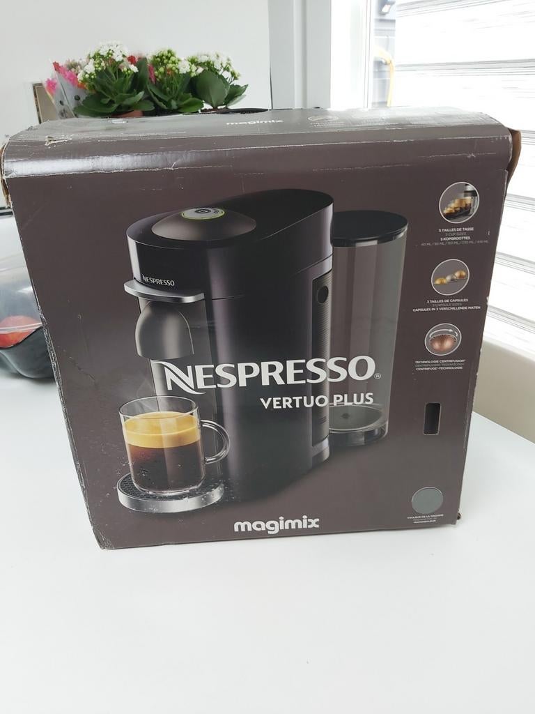 Nespresso Vertuo Plus neuf, Machine à espresso, Réservoir d'eau amovible, Dosettes et capsules de café, Comme neuf