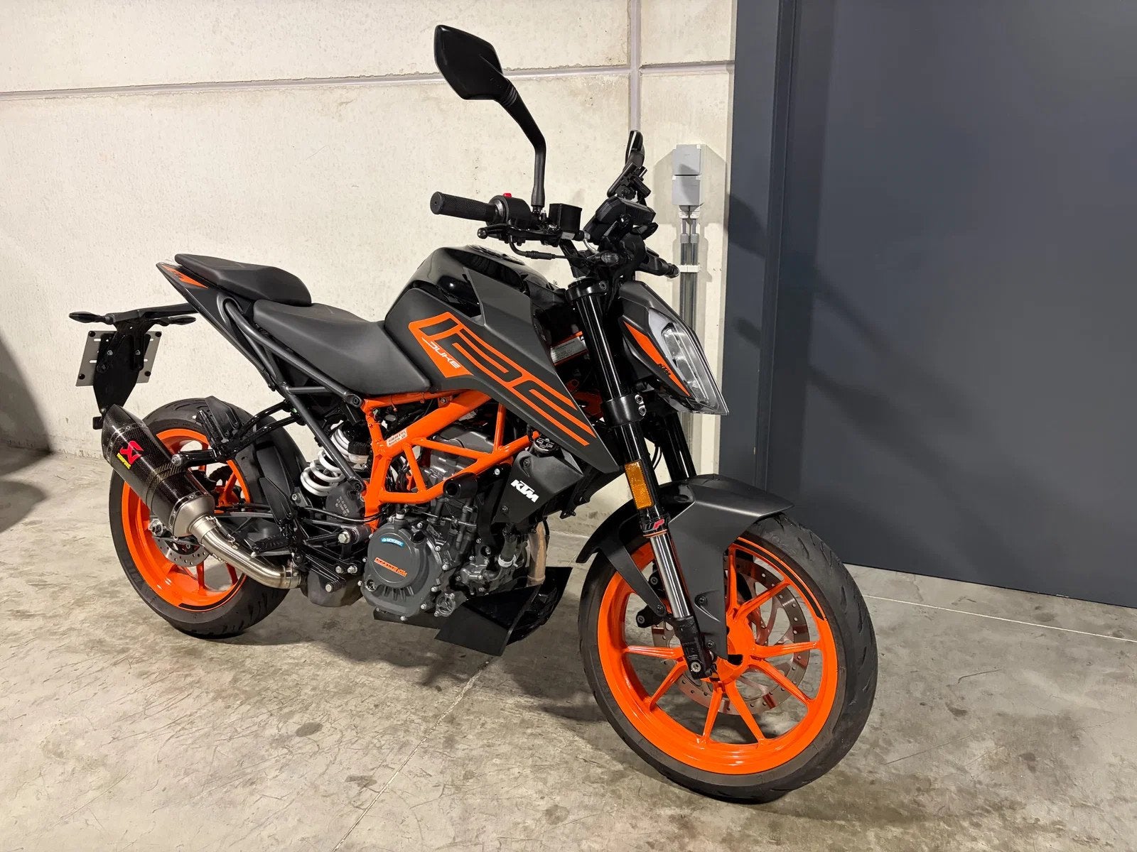 KTM Duke 125 met Akrapovic in mooie staat (bj 2022), Motoren, 125 cc, Overig, 11 kW of minder, Handgeschakeld