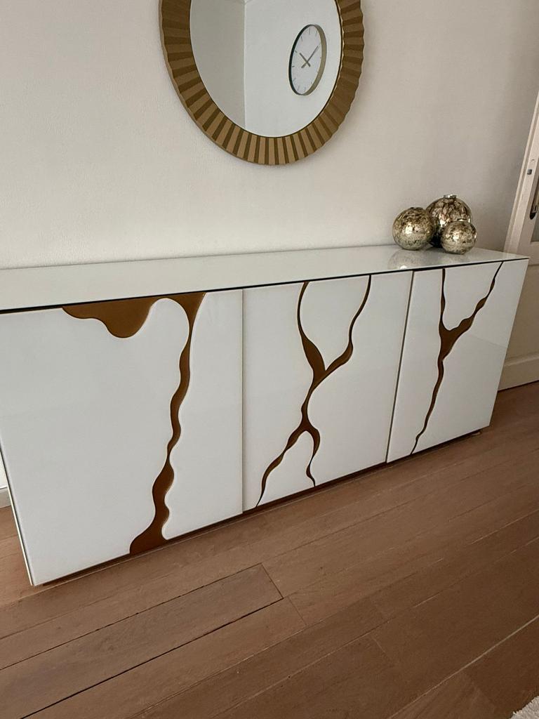 Witte dressoir met mooie gouden tekens, Huis en Inrichting, Kasten | Dressoirs, Ophalen, Zo goed als nieuw