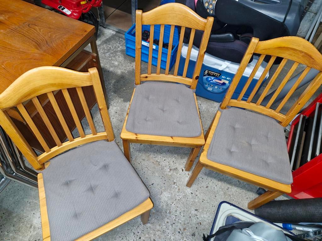 3 degelijke houten stoelen met kussen, Huis en Inrichting, Stoelen, Ophalen, Hout