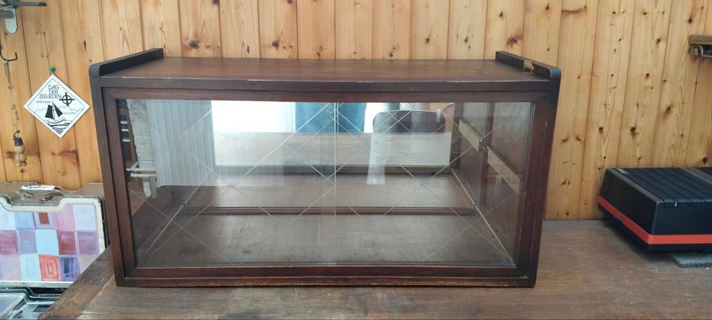 Vintage vitrinekastje met glasgeslepen deurtjes, Antiek en Kunst, Ophalen