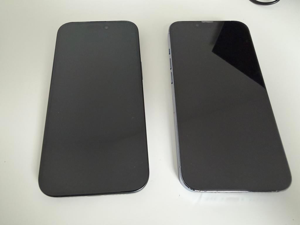 Iphone 15 (128GB) + iphone 13 pro (128GB), 80 %, 128 GB, IPhone 15, Enlèvement ou Envoi