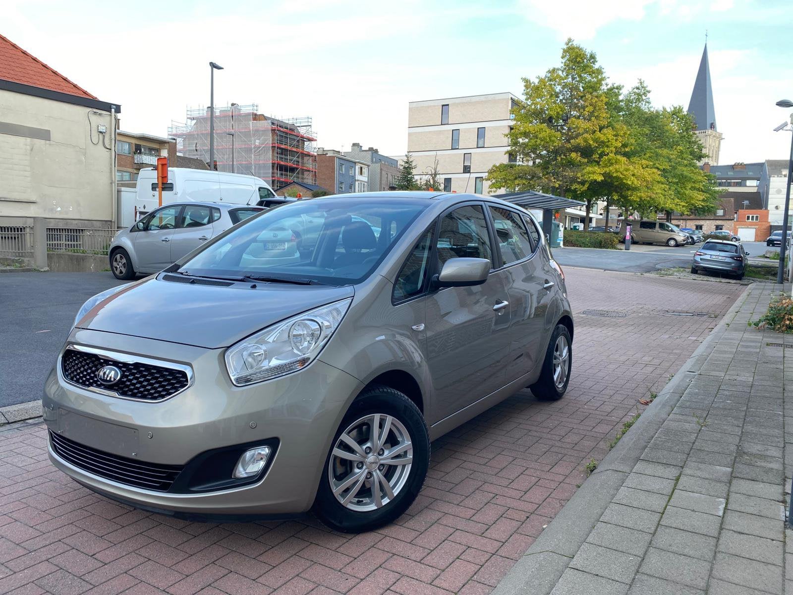 Kia Venga 1.4i / 2014 / 94000.km / Airco / Gps / Open dak, Stof, Zwart, 4 cilinders, 1396 cc