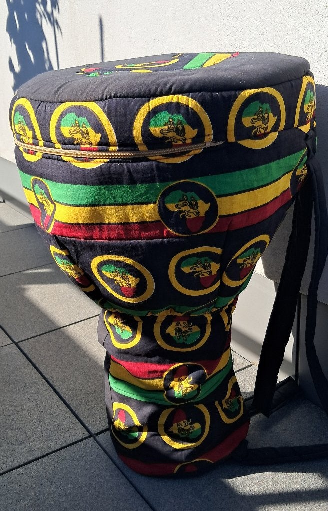 Djembe uit Ethiopie in hoes, Ophalen