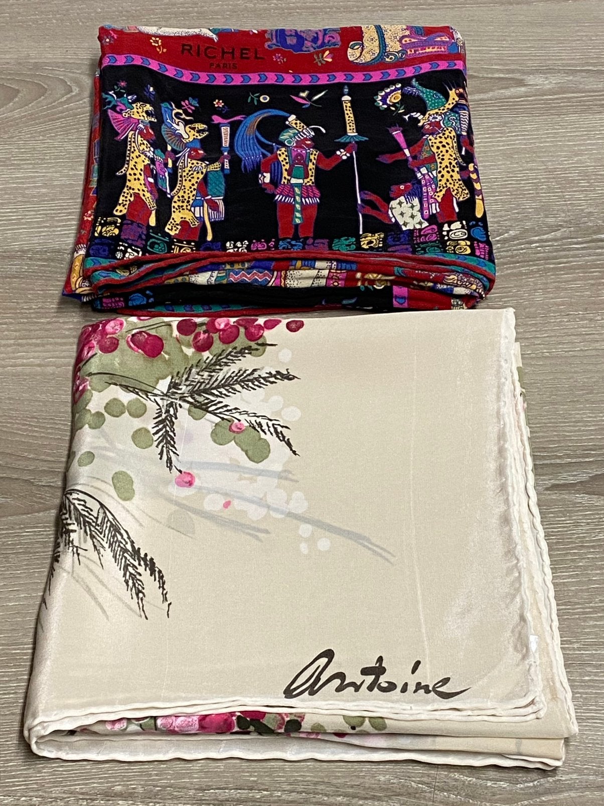 Foulards vintages en 100% soie, 20€/pièce, Vêtements | Femmes, Bonnets, Écharpes & Gants, Enlèvement ou Envoi, Comme neuf