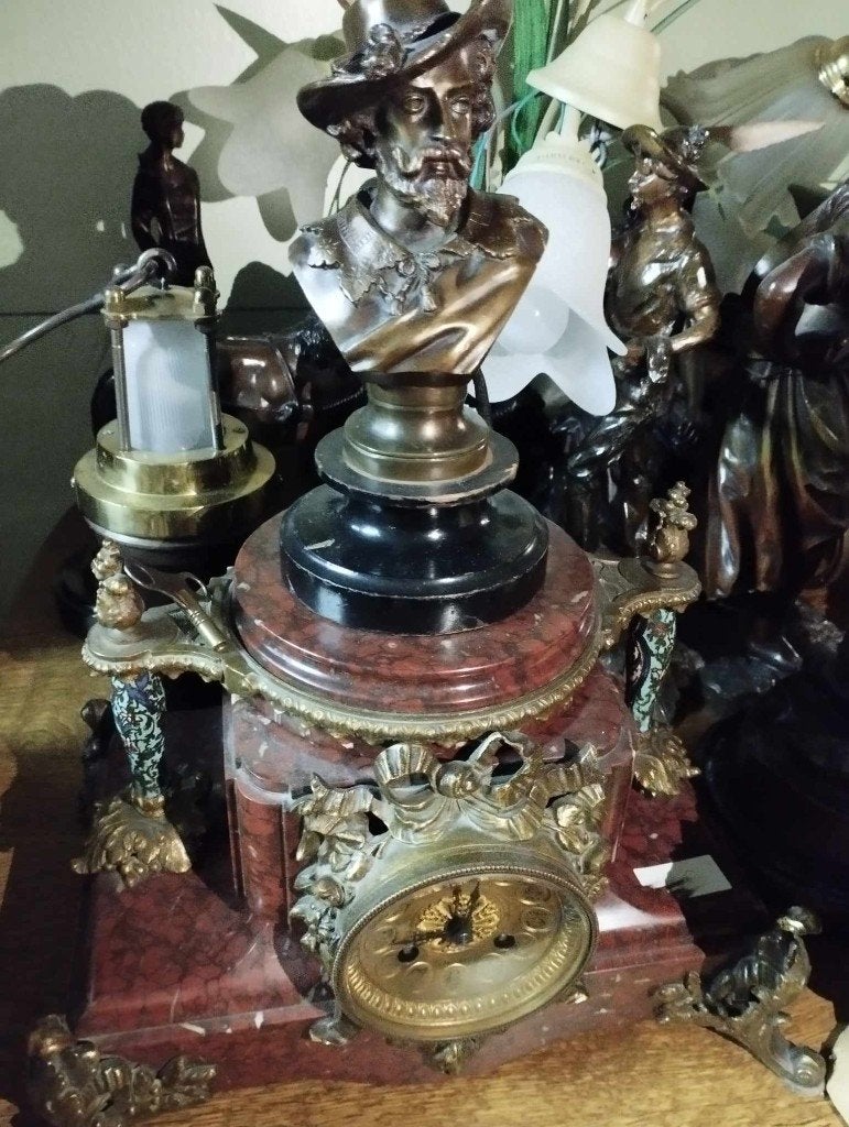 Oude pendule in verguld brons en rood marmer., Antiek en Kunst, Ophalen