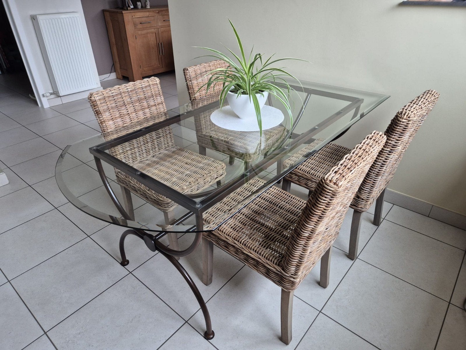 Glazen tafel met rieten stoelen., Tuin en Terras, Ophalen