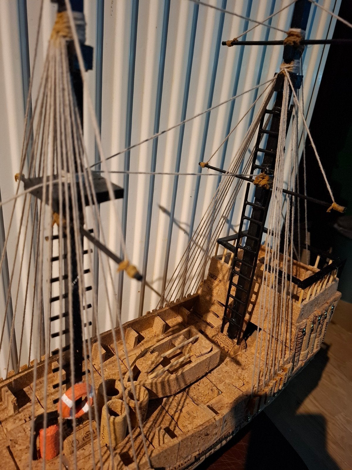 zeilboot gemaakt van wijn kurk en cava kurken, Ophalen, Nieuw