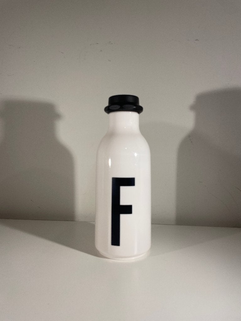 Gourde avec lettre F - Design Letters - Arne Jacobsen, Maison & Meubles, Cuisine | Vaisselle, Comme neuf, Récipient(s), Uni, Autres matériaux
