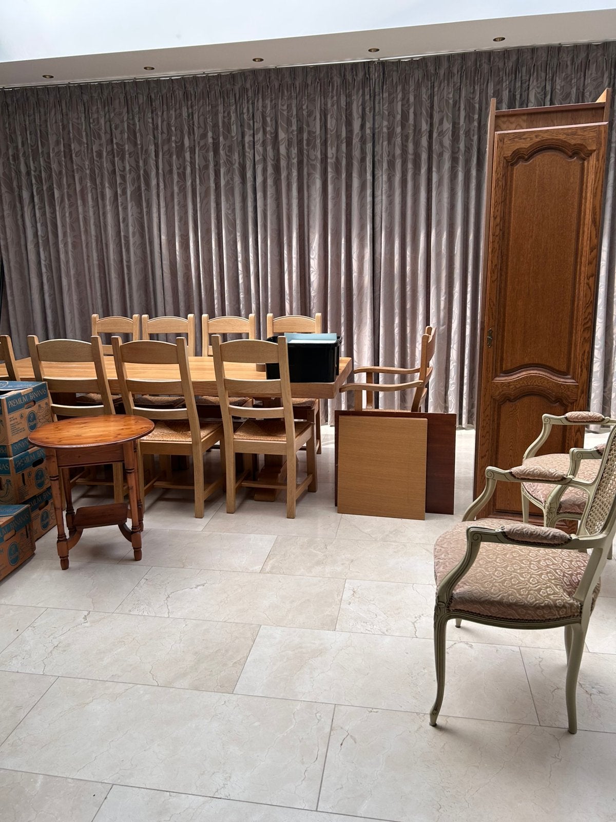 Lange tafel met bijpassende stoelen 9 stuks, Ophalen, Gebruikt