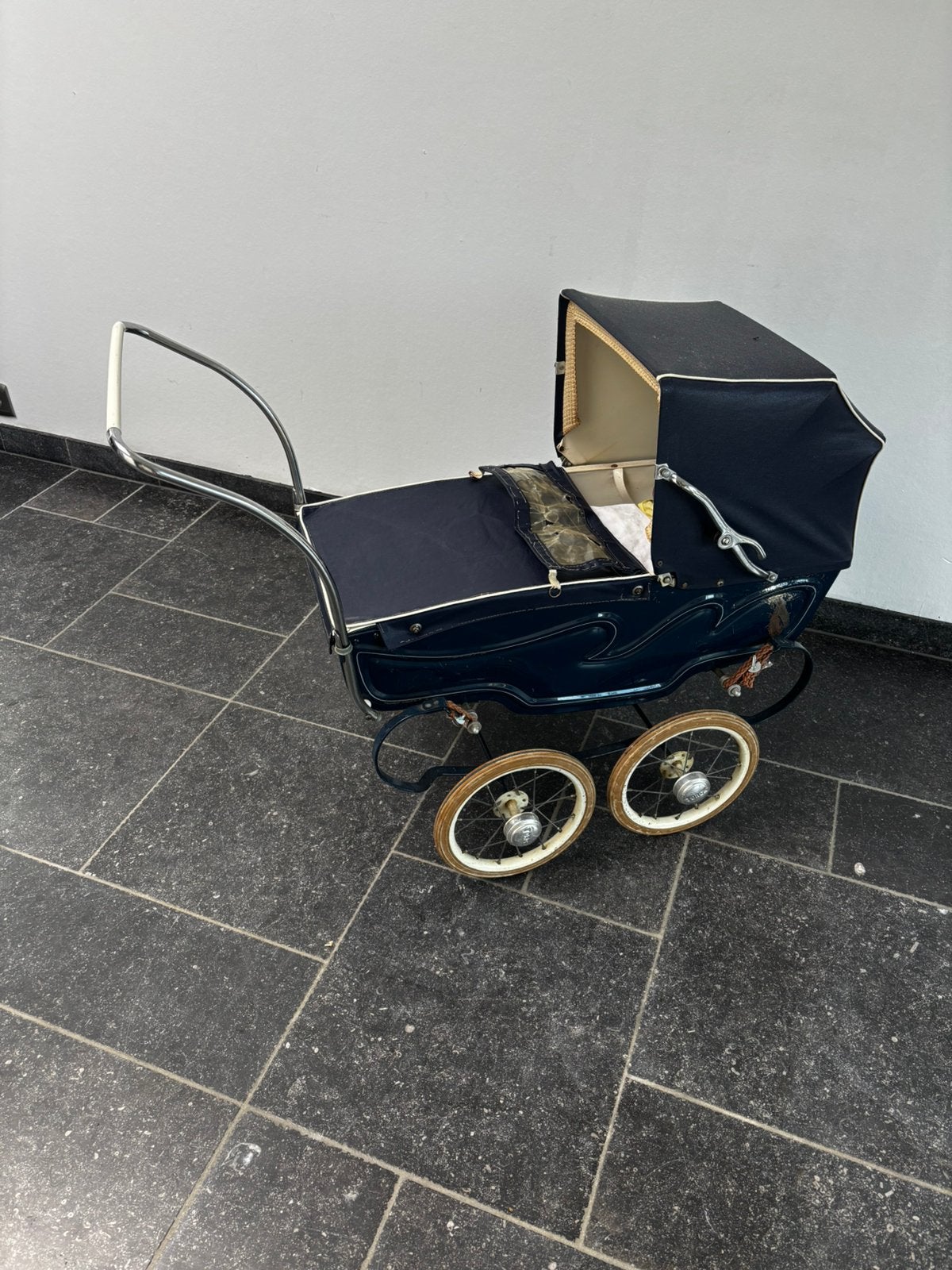 Antieke kinderwagen en pop., Enlèvement, Comme neuf, Poussette